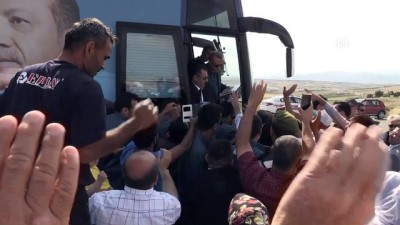 miting alani - Cumhurbaşkanı Erdoğan, çocuklara hediye verdi - ADIYAMAN Videosu