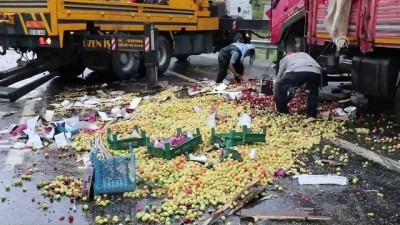 salar - Devrilen kamyona otomobil çarptı: 2 yaralı - KARAMAN Videosu