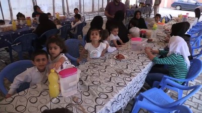 iftar sofrasi - Gurbetçilerden Suriyeli yetimlere iftar - ŞANLIURFA Videosu