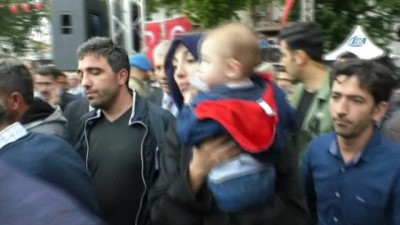 askeri toren -  Minik Kerem, şehit olan babasını tabutunun üzerinde son yolculuğuna uğurladı Videosu