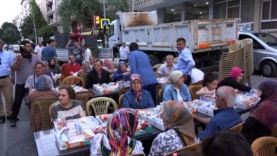 iftar sofrasi -  Başkan Tok, iftar programında vatandaşlarla bir araya geldi  Videosu