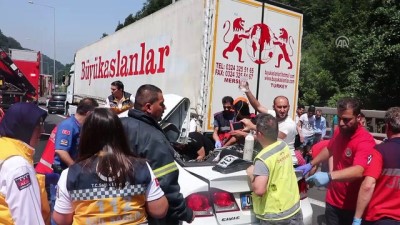 Bolu'da otomobil tıra çarptı: 3 yaralı 