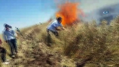 Futbolcular çıkan yangına müdahale etti