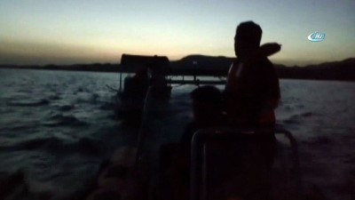balikci teknesi -  Barajda mahsur kalan 2 arkadaş AFAD ekipleri tarafından kurtarıldı  Videosu