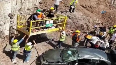 insaat iscileri -  Otomobil 20 metrelik inşaat boşluğuna uçtu: 4 yaralı Videosu