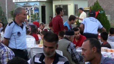 iftar sofrasi -  Sınırın 50 metre yakınında iftar sofrası  Videosu