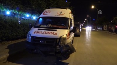 saglik personeli - Ambulansla çarpışan otomobil devrildi: 1 yaralı - ADANA  Videosu