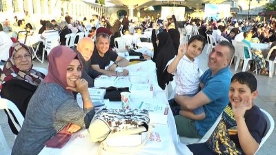 beraberlik -  Fatih Camii avlusundaki iftar havadan görüntülendi Videosu