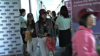 cicekli -  Katarlı turistler kırmızı güllerle karşılandı  Videosu