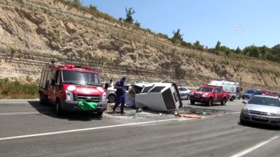 jandarma - 2 otomobil çarpıştı: 3 ölü, 4 yaralı - ANTALYA Videosu
