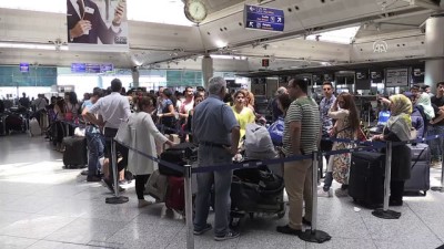pasaport kontrolu - Atatürk Havalimanı'nda bayram yoğunluğu - İSTANBUL  Videosu