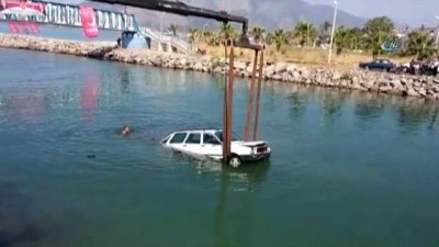 film gibi -  Çaya uçan aracın sürücüsü camı kırarak hayatını kurtardı  Videosu