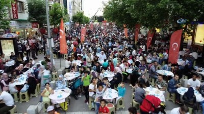 iftar sofrasi -  Gelenek yine bozulmadı... Türkiye’nin en büyük iftar sofrası yine Uşak’ta kuruldu  Videosu