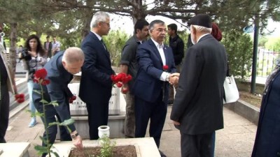 sehit asker -  Bakan Yılmaz, şehit mezarlarına karanfil bıraktı  Videosu