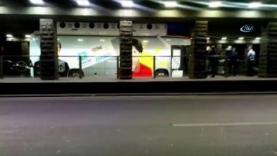 propaganda -  Seçim otobüsü köprüye sıkıştı  Videosu