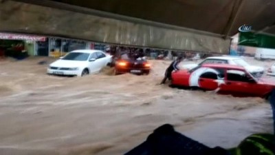 felaket -  Selde sürüklenen otomobilini bırakmadı  Videosu