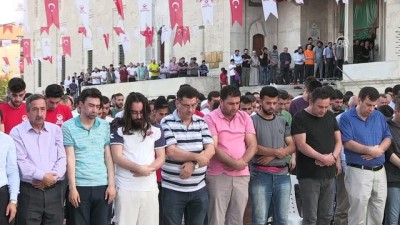 bayram namazi - Bakan Kurtulmuş, bayram namazını Fatih Cami'nde kıldı - İSTANBUL  Videosu