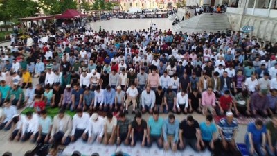 bayram namazi -  Fatih Camii’ndeki Bayram namazı yoğunluğu havadan görüntülendi  Videosu