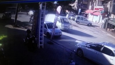 saglik ekibi -  Yolun karşısına geçmeye çalışan kadına otomobil böyle çarptı  Videosu