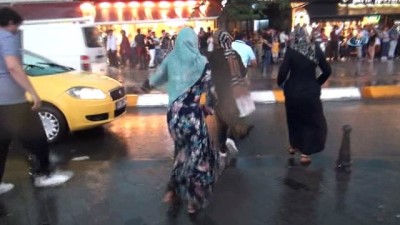 yabanci turist -  Taksim'de sağanak yağış etkisini gösteriyor Videosu