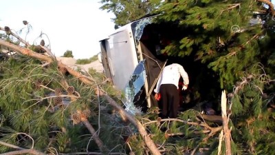 yolcu otobusu - Traktörle çarpışan yolcu otobüsü devrildi: 27 yaralı (2) - SİVAS Videosu