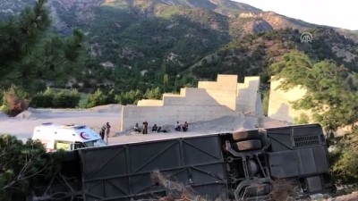 yolcu otobusu - Traktörle çarpışan yolcu otobüsü devrildi: 27 yaralı - SİVAS Videosu