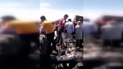 sili - Turistleri taşıyan otobüs traktöre çarptı: 3 yaralı Videosu