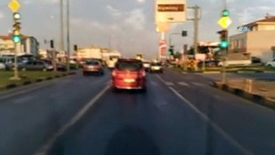trafik magandasi -  Ambulans şoförünün trafik magandasıyla imtihanı... Kural tanımaz sürücü ne siren tanıdı ne anons  Videosu