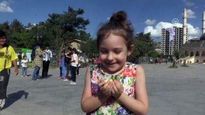 siginma - Çocuklara gökyüzünden şeker yağdı - MARDİN  Videosu