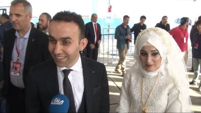 miting alani -  Gelin ve damatlıkla düğün öncesi mitinge geldiler Videosu