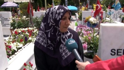 sabah namazi -  Kadir Gecesi'nde şehit oğlunun silüeti mezar taşına yansıdı  Videosu