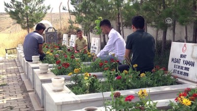 yetim cocuklar - PKK'nın yetim bıraktığı çocuklar babalarının mezarına koştu - DİYARBAKIR  Videosu