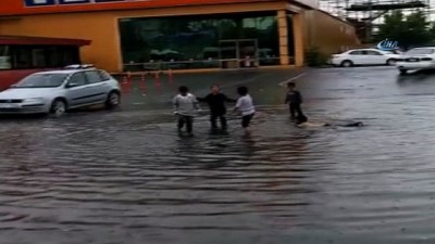 siddetli yagis -  Suriyeli çocuklar su birikintisinde yüzdü  Videosu