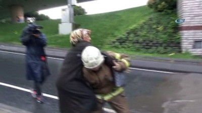 kirkoy -  Yolcu minibüsü ve kamyon, biriken yağmur suları nedeniyle mahsur kaldı  Videosu