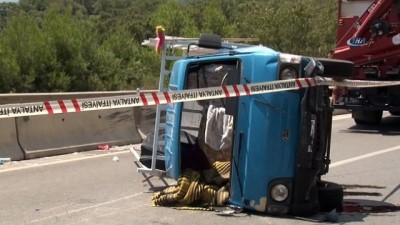 dovus sanati -  Antalya’da iki kamyonet çarpıştı: 1 ölü 6 yaralı  Videosu