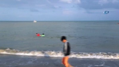 dalgic polis -  Polis denizde kayıp çocuğu aradı, vatandaş yüzmeye devam etti  Videosu