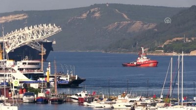 dogalgaz boru hatti - Dünyanın en büyük inşaat gemisi Çanakkale Boğazı'ndan geçti - ÇANAKKALE  Videosu