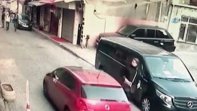 eglence merkezi -  Hırsızlık ve kapkaç suçundan aranan şahıs eğlence merkezinde yakalandı...Kapkaççının bir kadını takip ettiği anlar kamerada  Videosu