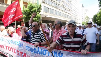 kemer sikma - Yunanistan'da emeklilerden 'kemer sıkma' protestosu - ATİNA  Videosu