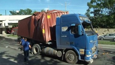 trafik yogunlugu -  Alt geçide çarpan TIR, devrildi Videosu