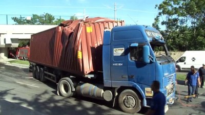 kirkoy -  Altgeçide takılarak yan devrilen TIR trafiği felç etti Videosu