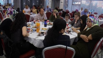 iftar sofrasi -  Bayrampaşa gazi ve şehit ailelerini iftarda ağırladı Videosu