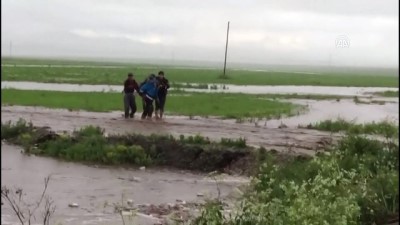 siddetli yagis - Çiftlikte mahsur 3 kişiyi AFAD ekipleri kurtardı - KARS Videosu