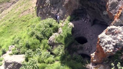 mantar toplama - Defineciler antik kaya mezarları patlayıcılarla tahrip etti - ERZURUM  Videosu