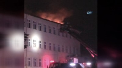 okul catisi -  Okul çatısı düşen yıldırım ile alev aldı  Videosu