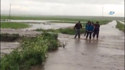 saganak yagmur -  Selde mahsur kalan bir kişi böyle kurtarıldı  Videosu