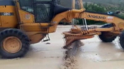  Yağışlar araç ulaşımını engelledi 