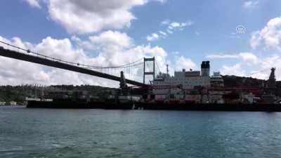gemi trafigi - Dünyanın en büyük inşaat gemisi İstanbul Boğazı'ndan geçiyor (2) - İSTANBUL  Videosu