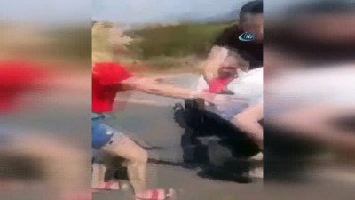 yol verme kavgasi -  Karayolunda bıçaklı kavga sosyal medyada paylaşım rekoru kırıyor Videosu
