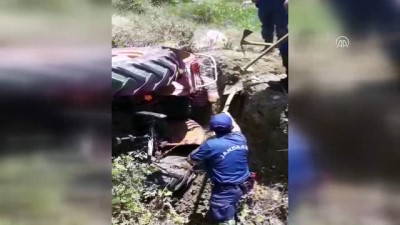 kazma kurek - Devrilen traktörün altında kalan sürücü kurtarıldı - ANTALYA Videosu